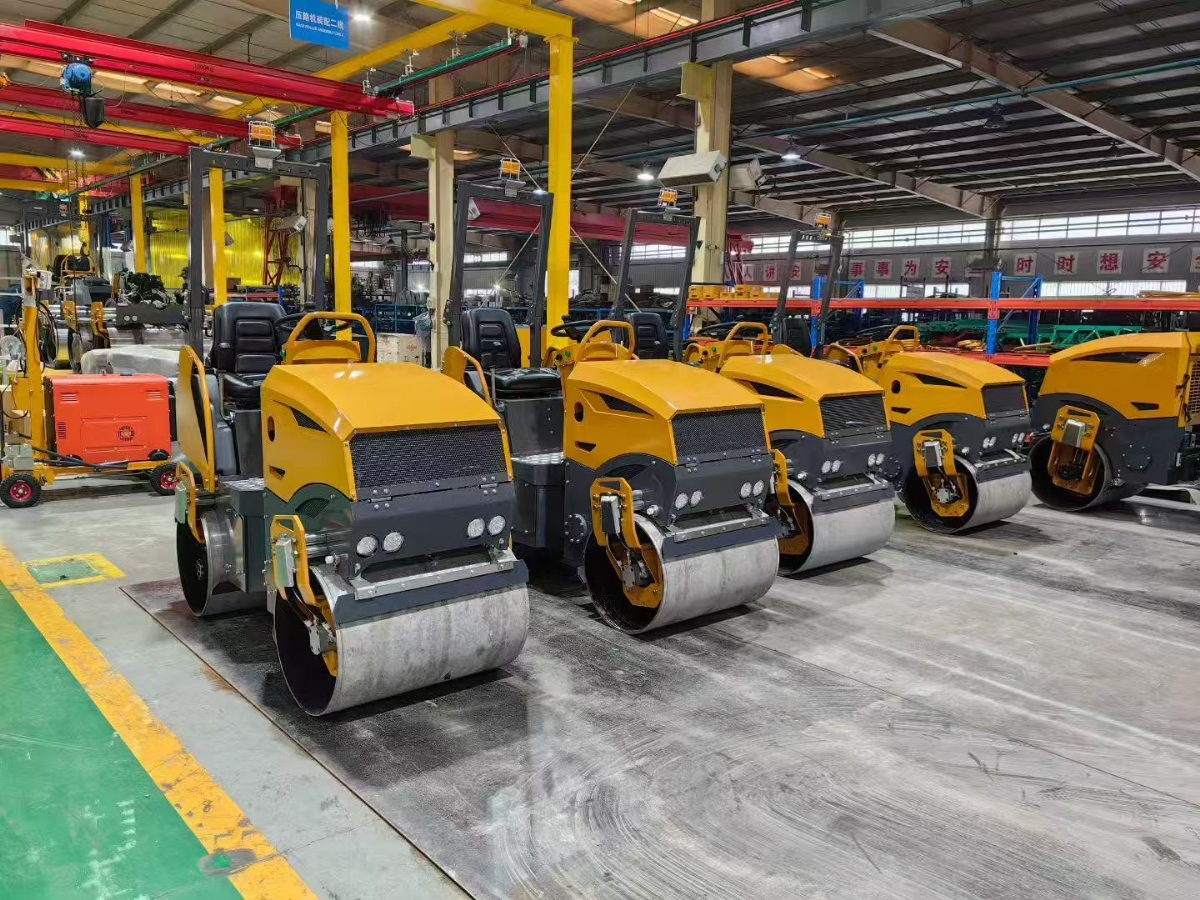 山東思拓瑞克公司7臺雙鋼輪座駕壓路機出口西班牙加泰羅尼亞區(qū)首府巴塞羅那