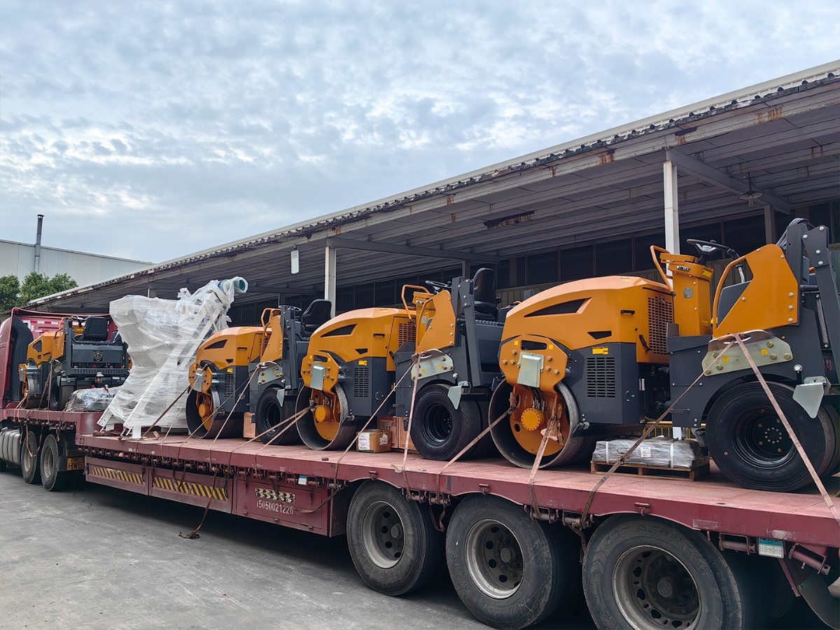 發(fā)往俄羅斯圣彼得堡20臺思拓瑞克雙鋼輪、鋼膠壓路機裝柜進(jìn)行時···