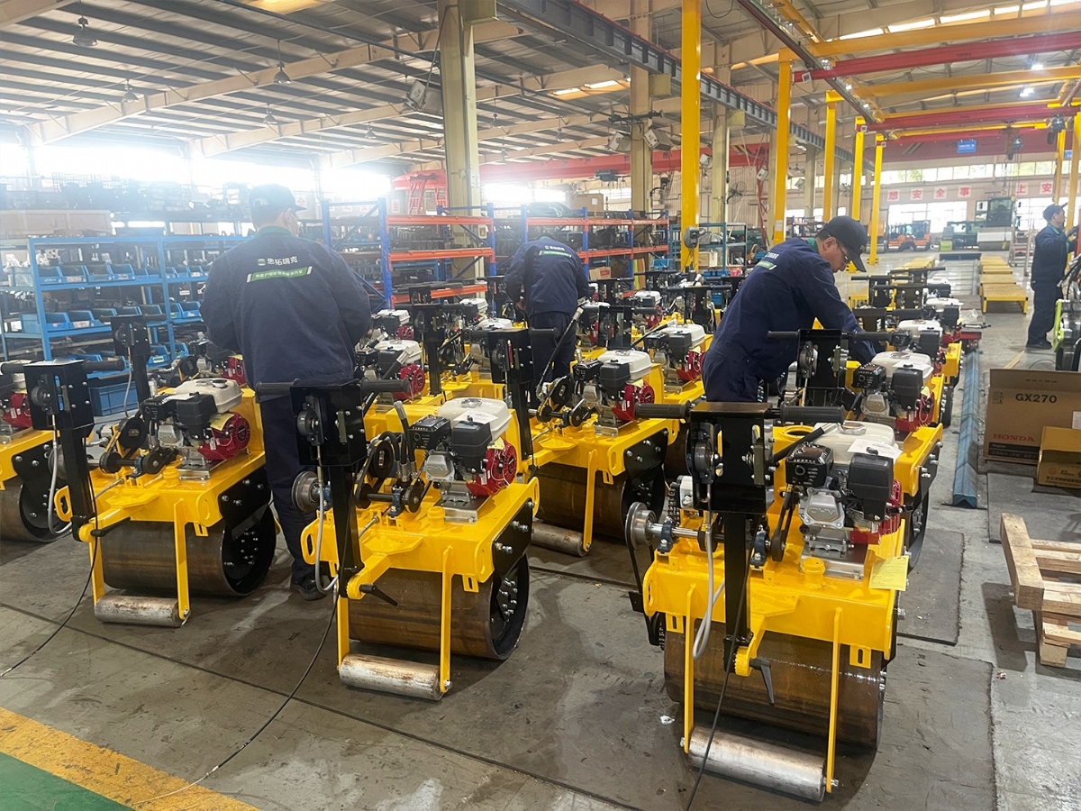 使用手扶小型壓路機應(yīng)注意的事項